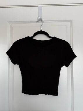 Uniqlo Black Crop T-Shirt